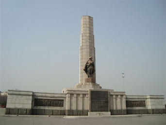 写真1　ソ連軍烈士記念塔
